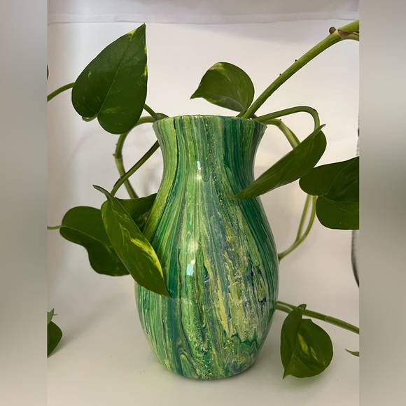 Handmade Vase in shade of green - Picture 3 of 7